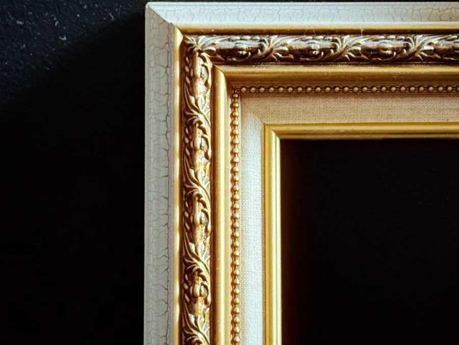 Aranyozott képkeret sötét háttéren, festmény és keret felvásárlás